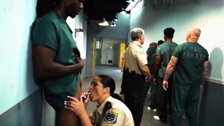 Inmate fucks big ass mature cop and comes on her naturals