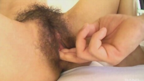Hairy pussy of the gorgeous Arisa Shirahama deserves a good fingering