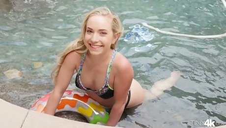 Appetizing blonde Amy Summers gets laid after swimming in the pool
