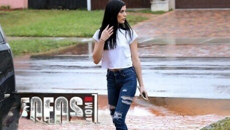 Mofos - Cutie Sadie Blake Repays Jmac For Getting Her Out Of The Rain With A Quick Blowjob