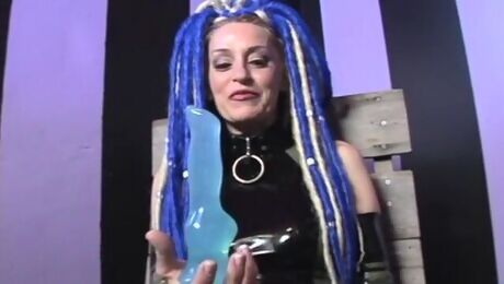 Stunning alt girlfriend Robin Pachino is sucking her blue dildo